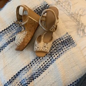 Lave White Wedges